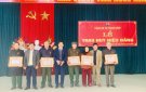 Đảng uỷ xã Thạch Cẩm tổ chức Lễ trao Huy hiệu đảng.