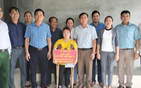 Đảng ủy -UBND xã Thạch Cẩm trao tiền hỗ trợ làm nhà ở cho hộ nghèo